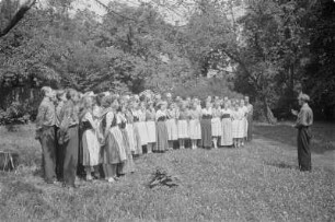 Sorbisches Jugendensemble der Sorbischen Oberschule Bautzen. : Prěnja serbska kulturna brigada Serbskeje wyšeje šule w Budyšinje.
