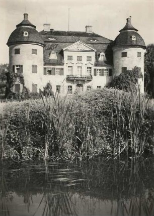 Radibor-Milkel, Schloss. Blick auf die Gartenseite über den Wassergraben