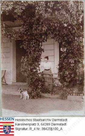 Tiedemann-Brandis, Martha v. geb. v. Rango (1854-1908) / Porträt, mit Hunden vor Herrenhaus des Ritterguts Woyanow stehend, Ganzfigur