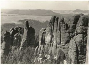 Elbsandsteingebirge. Vordere Schrammsteine. Schrammtor, Schrammwächter und Ostertürme sowie Schrammtürme