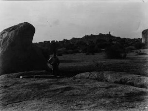 Männerportrait : Portrait eines Mannes in einer Granitfelslandschaft nahe Singida
