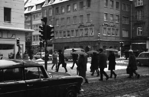 Freiburg: Bertoldsbrunnen, Fußgänger im Schnee