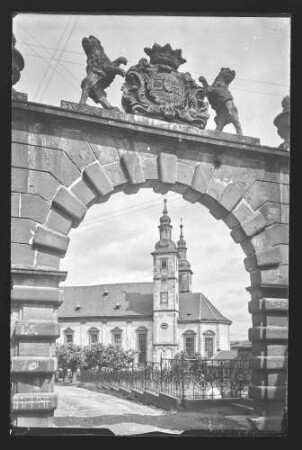 Blick durch Portal (Torbogen) auf Klosterkirche Triefenstein