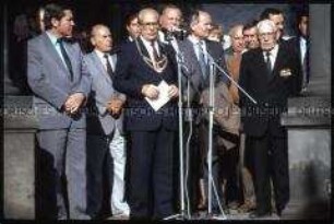Feierlichkeiten zum 40. Jahrestag der DDR, rechts ein ehemaliger sowjetischer General