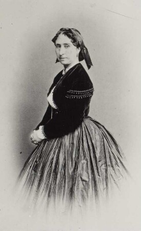 Porträt Mariette (Marietta) Ambrogio geborene Pecci (nachgewiesen 1839-um 1865; Solotänzerin). Albuminabzug auf Karton (Carte-de-visite mit Atelieraufdruck verso)