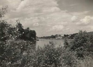 Dresden-Pillnitz. Blick vom Elbufer zum ehemaligen Lustschloß Pillnitz