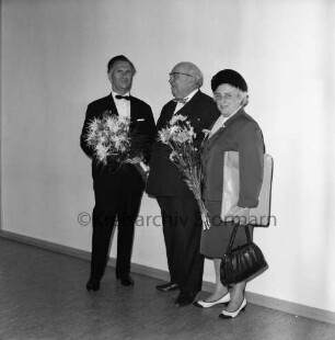 Verabschiedung von Musikdirektor August König: Turnhalle der Stadtschule: Königstraße: Überreichung eines Blumenstraußes an König im Beisein seiner Ehefrau: 9. Juli 1967