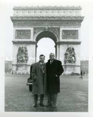 Henry Ries und sein Bruder Kurt vor dem Arc de Triomphe, Paris