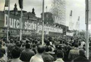 Kundgebung zum 1.Mai 1962 vor dem Reichstag