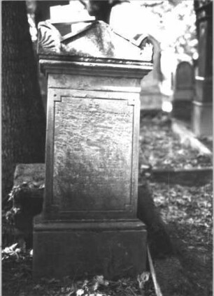 Grabstein 157 (Index: 99898997) Material: Sandstein Zustand: stark verwittert Maße HxBxT: 169x57x23 cm Beschreibung: aufgesockelte Stele, Giebelaufsatz mit Eckakroterien: Grabstein 157