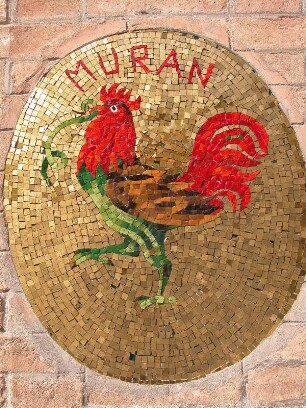 Mosaik : Glasmosaik an einem Haus auf der Glasbläserinsel Murano. Aufgenommen im Februar 2005. Foto: Uwe Gerig