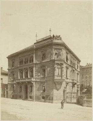 Gebäude Olgastrasse Stuttgart, Wohnung des kommandierenden Generals XIII. Armeekorps, erbaut von Architekt Karl Friedrich Beisbarth, früherer Palais des Verlegers Bohnenberger, Frontalansicht mit Person im Vordergrund