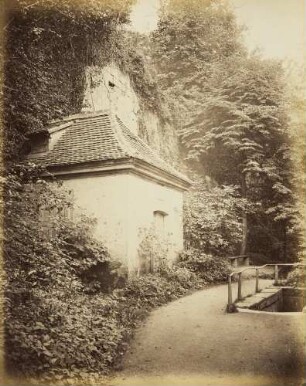 Studien vom Heidelberger Schloss und anderen Ruinen: Brunnenhäuschen mit hoher Mauer und Gesträuch