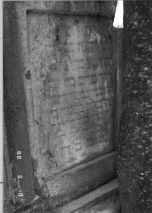 Grabstein 340 (Index: 99904455) Material: Sandstein Zustand: stark verwittert Maße HxBxT: 172x58x26 cm: Grabstein 340 (Detailaufnahme)