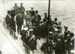 Wilhelm II. mit dem siegreichen Vierer der Kaiser-Regatta an Bord der Yacht "Alexandria"