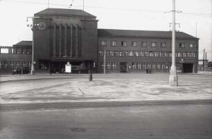 Zwickau, Hauptbahnhof : Zwickau. Hauptbahnhof. Empfangsgebäude, Stadtseite von Süden