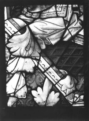 Gewanddetail und Kriechblume : Wilsnack (Kreis Perleberg): Pfarrkirche Sankt Nikolai, Fenster n VIII 4 c (Aufnahme nach der Restaurierung). Gewanddetail und Kriechblume. Glasmalerei. 1459/1460, niederländisch