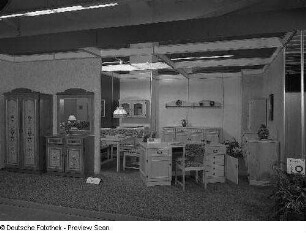 Ausstellungskoje mit rustikalen Wohnzimmermöbeln des VEB Möbelkombinat Zeulenroda-Triebes (ZEUTRIE)