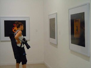 Venedig - Besucherin der Biennale : Besucherin mit Kamera betrachtet zeitgenössische Kunstwerke in der Biennale von Venedig. Aufgenommen am 6. August 2011
