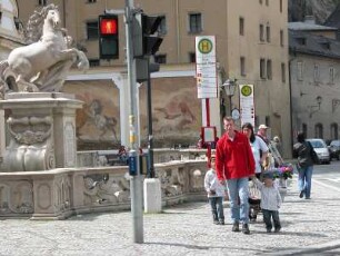 Salzburg, Passanten am Karajan-Platz