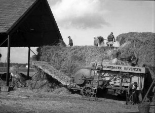 Nierswalde: Hof mit Dreschbetrieb
