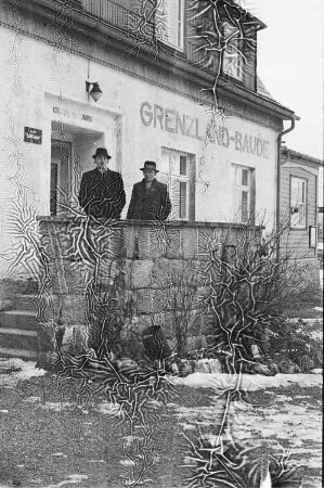 zwei Männer vor der Grenzlandbaude in Steinbach bei Johanngeorgenstadt