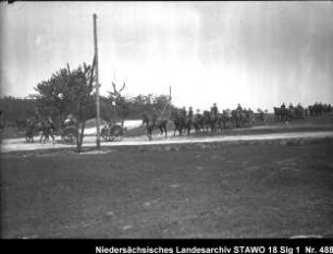 Geländeübung des Feld-Artillerie-Regiments Nr. 46 Enthält: Soldaten zu Pferd und auf mit Pferden bespannten Geschützlafetten auf dem Marsch