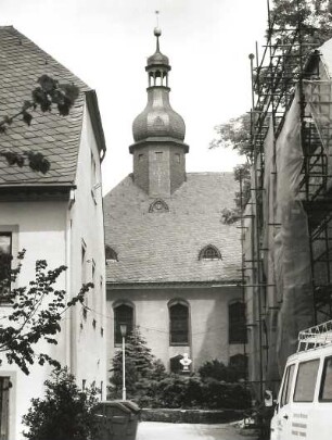 Annaberg-Buchholz. Trinitatiskirche. Blick durch die sogenannten Hospitalhäuser von Südwesten