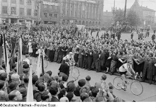 Radrennfahrer, u.a. Gustav Adolf Schur (ganz rechts), beim Etappenstart auf dem Karl-Marx-Platz (heute: Augustusplatz)
