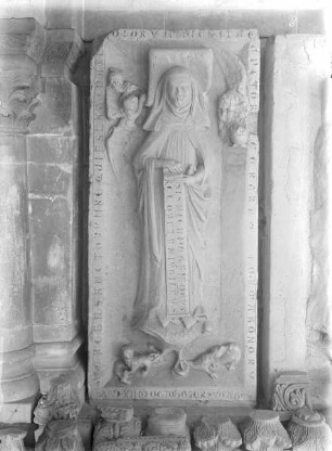 Grabplatte der Äbtissin Gertrud von Amfort, gestorben 1270