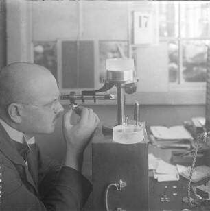 Prüfen großer Linsen mittels Sphärometer : Technikgeschichte | Technologie | Optische Industrie | Linsen-Schleiferei | Emil Busch AG Rathenow