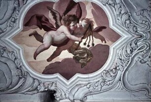 Innendekoration der Schlosskapelle — Deckendekoration der Schlosskapelle — Engel und Putti mit den Arma Christi unterhalb der Emporen — Putti mit Geißel