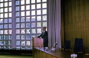Ausstellung: Konrad Schüler: Stormarnhaus: Eröffnung: Kreistagssitzungssaal: Redner am Rednerpult, 18. September 1988