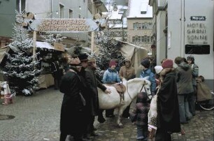Staufen: Weihnachtsmarkt; Hintergrund Rathaus