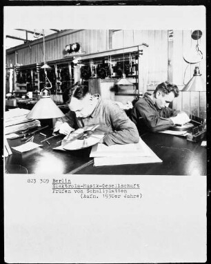 Prüfen von Schallplatten (Elektrola-Musik-Gesellschaft in Berlin)