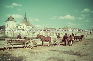 Einwohner mit Pferdewagen in einer zerstörten Stadt