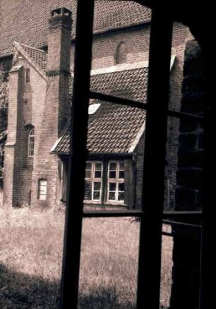 Wienhausen: Blick durch Fenster in Klosterhof