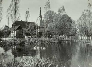 Bärnsdorf, Blick über den Dorfteich zur Kirche