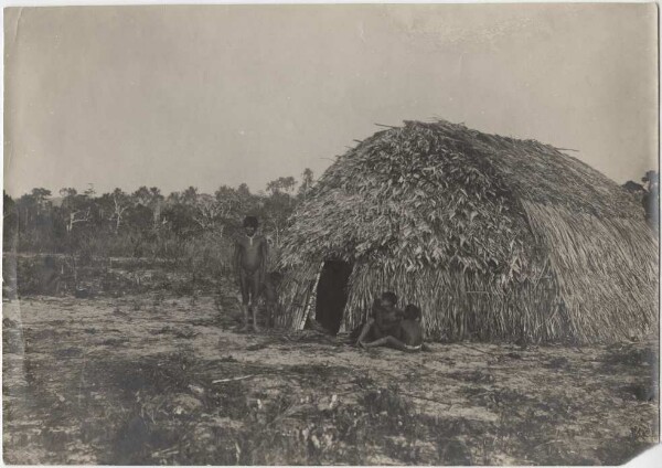 Groupe Paressi-Kabiši devant la maison d'habitation à Hanauinahirtigo sur le Rio Juruena