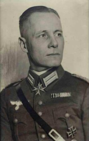 Erwin Rommel, Oberleutnant, späterer Generalfeldmarschall (1943-1944) in Uniform, Schulterriemen mit Orden, Brustbild in Halbprofil