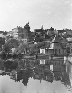 Elbogen (Loket/Tschechische Republik). Blick über den Fluss Eger zur Stadt und zum Schloss