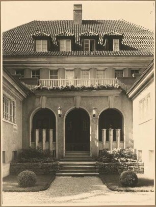 Landhaus Cohn, Doppel-Villa, Hubertusbader Straße, Berlin-Grunewald: Aussenaufnahme Eingangsseite mit Zugangstreppe und Eingangsloggia, Frontalaufnahme