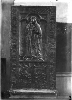 Grabplatte der Äbtissin Barbara von Absberg, gestorben 1456