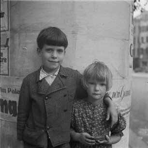 Klaus Eschen (Sohn des Fotografen Fritz Eschen) als Kind mit einem kleinen Mädchen vor einer Litfaßsäule in Berlin (?)