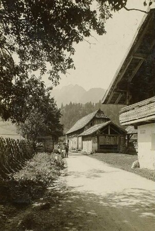 Österreich. Hohe Tauern. Glocknergruppe. Dorfstraße im Kapruner Tal