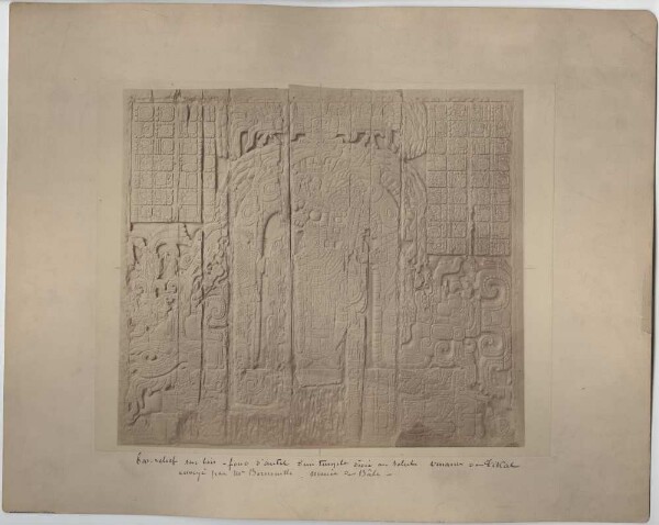 Linteau de porte avec bas-relief en bois ("chicozapote"). Retable du Temple du Soleil.