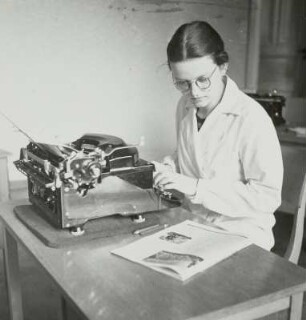 Mitarbeiterin an der Schreibmaschine, Sächsische Landesbildstelle, um 1937