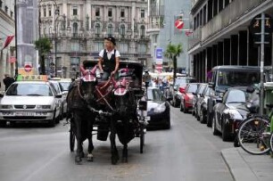 Wien - Kutscherin : Eine Fiaker-Kutscherin fährt durch den dichten Verkehr in der Wiener City, 2008