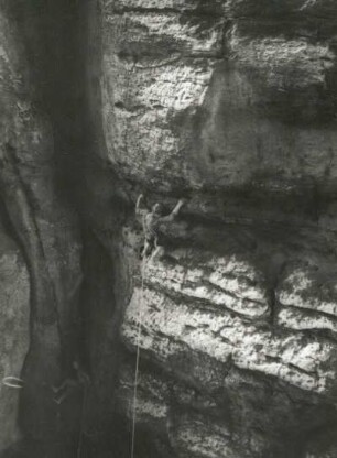 Sächsische Schweiz, Affensteine. Bloßstock, Seilschaft Karheinz Gonda und Erich Gorlt bei der Erstbegehung der Südwand (VIIb)