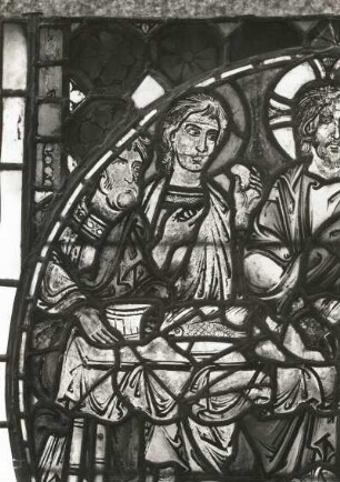 Erfurt. Barfüßerkirche. Chor. Farbige Glasfenster (nach der Restaurierung 1960). Ostfenster, Mittelbahn, Zeile 12: Gastmahl im Hause des Simon mit der Fußwaschung und Salbung Christi durch Magdalena. Ausschnitt: linkes oberes Bildviertel, spätromanisch